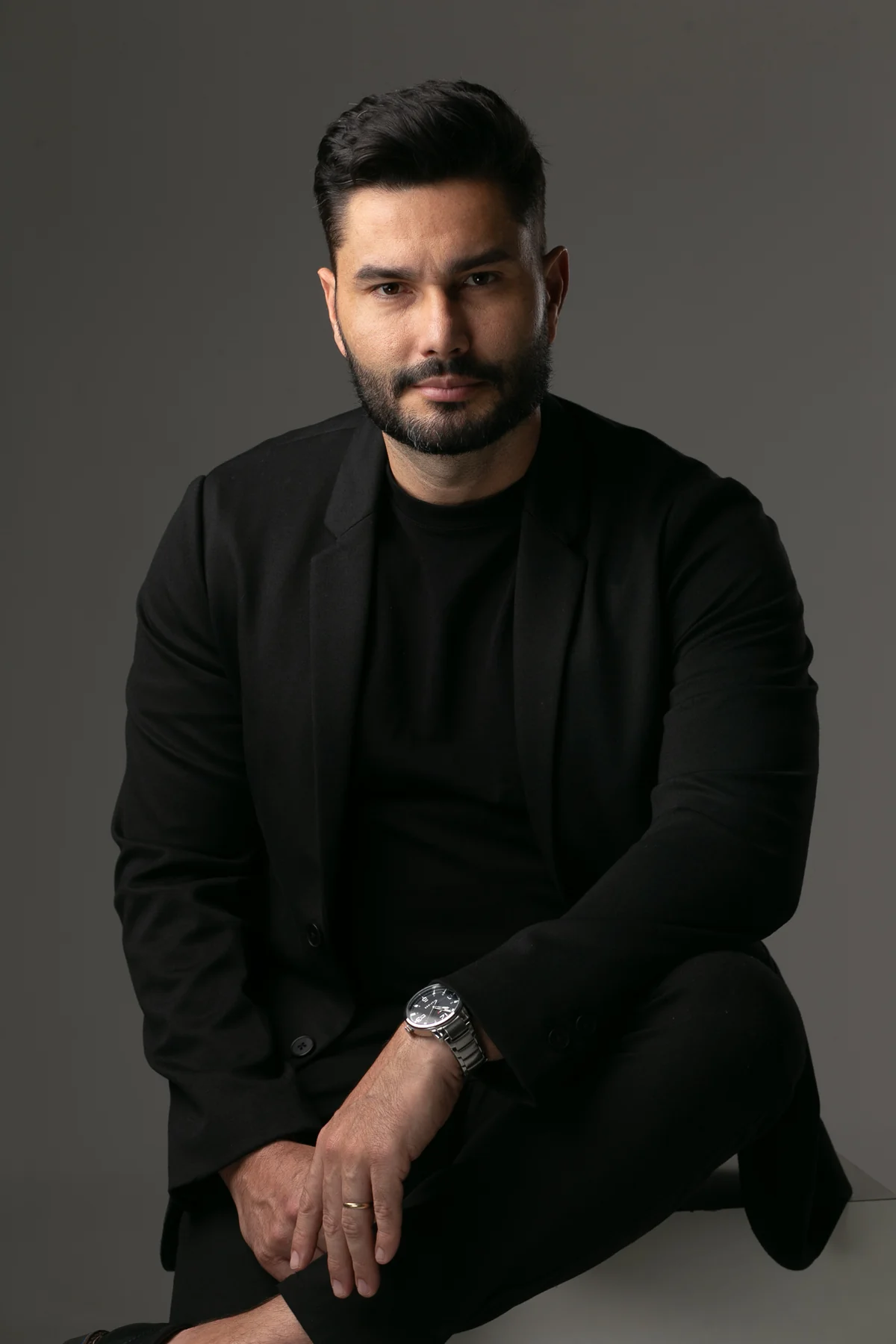 Rafael Zawitoski em retrato editorial