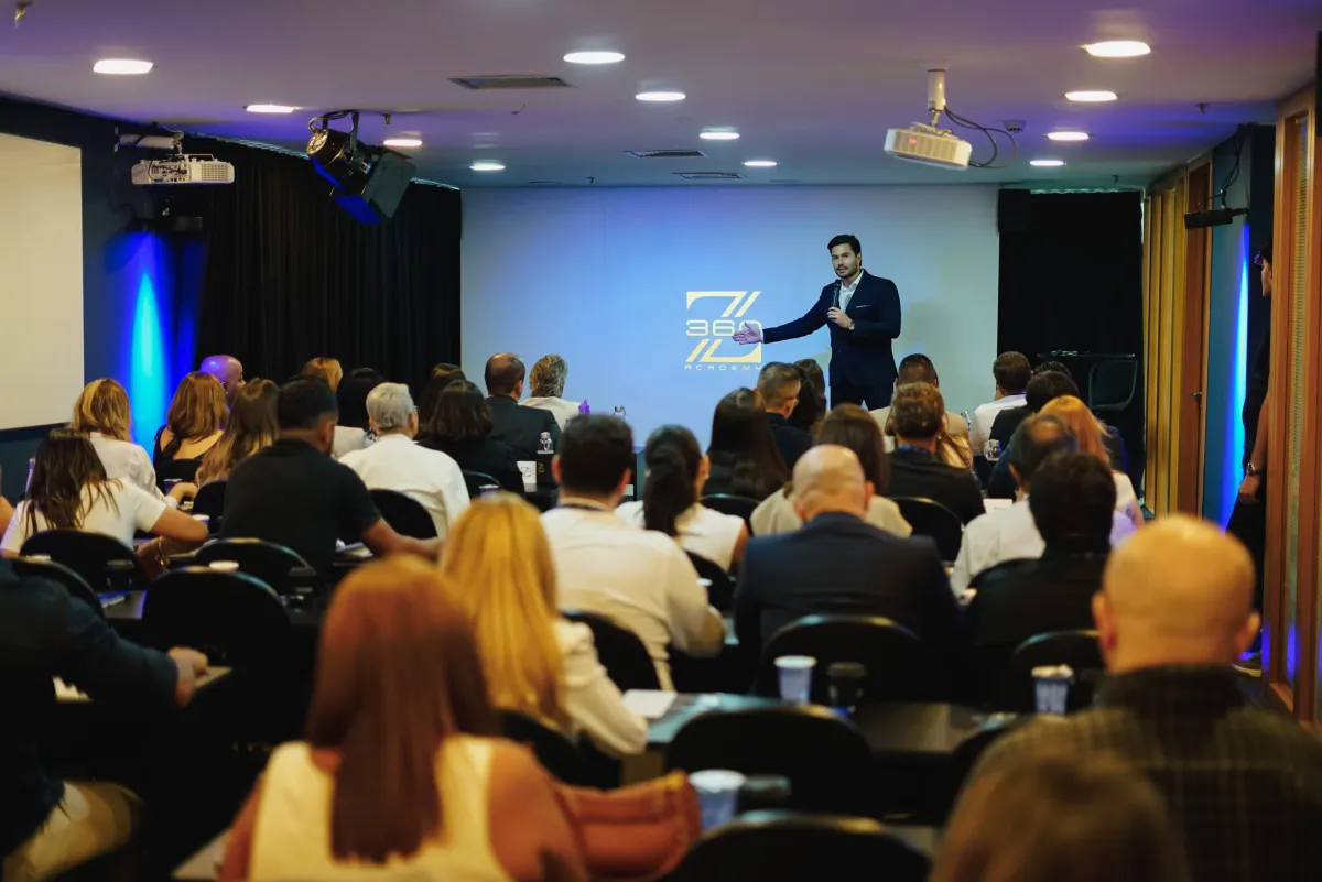 Rafael Zawitoski palestrando para empresários